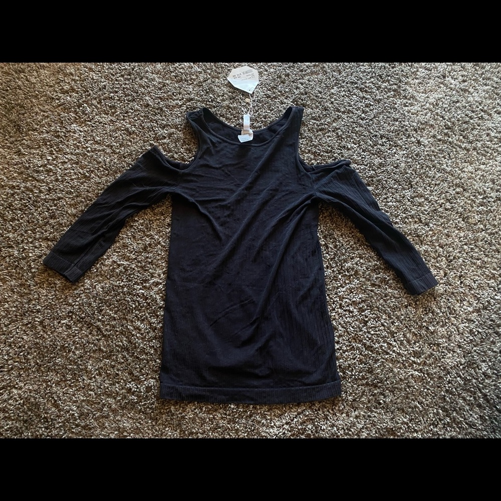 Black stretchy semi-long sleeve.